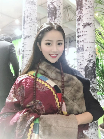 节目主持人亚青.jpg